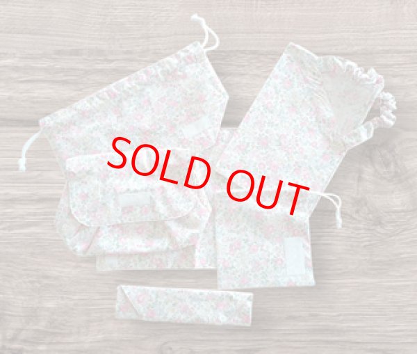 画像1: 封筒型＆巾着型　お弁当６点セット【お花りぼん】白百合幼稚園仕様 (1)